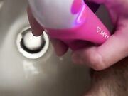 Diciottenne si masturba col dildo