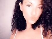 Tettona mora in intimo