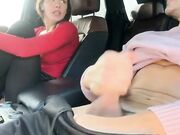 Lo succhia in macchina al suo uomo