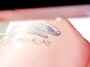 Milf italiana tatuata scopa con l'idraulico