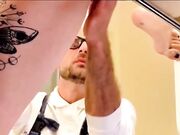 Milf italiana tatuata scopa con l'idraulico