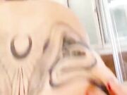 Milf italiana tatuata scopa con l'idraulico