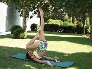 Milf italiana scopata sul prato e sborrata sui piedi