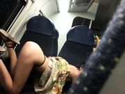 Esibizionista italiana si masturba in treno