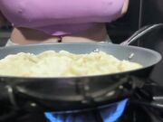 Milf tettona ai fornelli