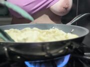 Milf tettona ai fornelli