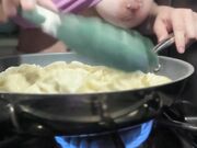 Milf tettona ai fornelli