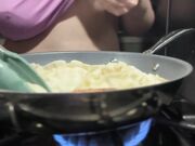 Milf tettona ai fornelli