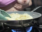 Milf tettona ai fornelli