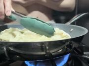 Milf tettona ai fornelli