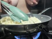 Milf tettona ai fornelli