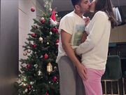 Pompino sorellastra troia sotto l'albero di Natale