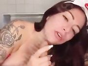 Infermiera tettona ti svuota i coglioni