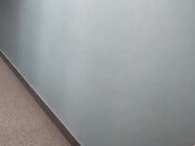 Con nero che la scopa nel corridoio dell'hotel