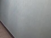 Con nero che la scopa nel corridoio dell'hotel