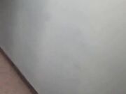 Con nero che la scopa nel corridoio dell'hotel