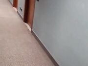 Con nero che la scopa nel corridoio dell'hotel