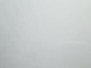 Con nero che la scopa nel corridoio dell'hotel