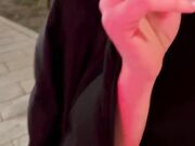 Rimorchia napoletana fuori dal locale e la scopa