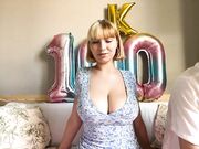 Biondina tettona sega e spompina il suo ragazzo