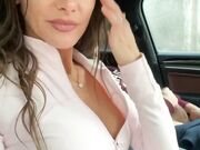 Coppia esibizionista pompino e sega in auto