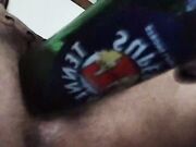 Ragazza italiana si infila una bottiglia nella fica