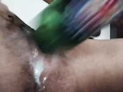 Ragazza italiana si infila una bottiglia nella fica