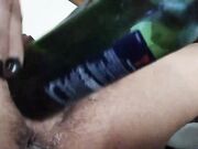 Ragazza italiana si infila una bottiglia nella fica