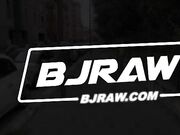 Milanese tatuata rimorchiata per strada