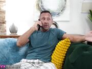 Una famiglia perversa - Scopata dal patrigno maturo