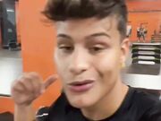 Giovani italiani scopano in una palestra e lei ingoia