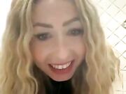 Milf bionda si masturba con dildo in autoreggenti