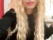 Milf bionda si masturba con dildo in autoreggenti