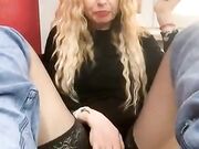 Milf bionda si masturba con dildo in autoreggenti