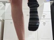 Ragazza italiana si sditalina in bagno