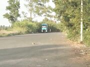 Sega camionista davanti a marito guardone