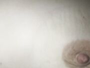 Moglie nuda in camera da letto con fica pelosetta