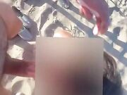 Moglie spompina voyeur in spiaggia