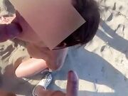 Moglie spompina voyeur in spiaggia