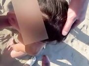 Moglie spompina voyeur in spiaggia