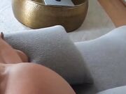 La sorellastra stuzzica il fratellastro