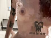 Bocchino e smorzacandela fidanzata in live