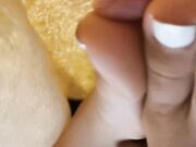 mi sega con i piedi sotto alle coperte