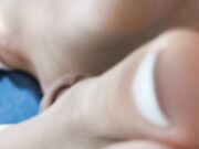 mi sega con i piedi sotto alle coperte