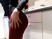 Ragazza italiana con bel culo in cucina