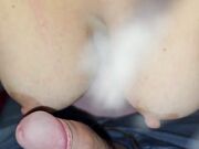 Innaffiata di latte sulle tettone