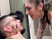 Assistente sociale fa un pompino a disabile