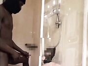 Pompino pissing e sborrata in bocca moglie con nero