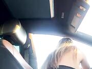 Esibizionista italiana tettona in auto