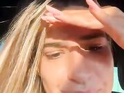 Esibizionista italiana tettona in auto